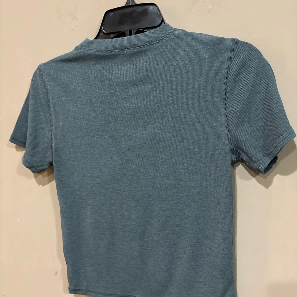 Vuori Pose Fitted Tee Laurel Heather Green Ribbed Stretch Top Small - Picture 3 of 4